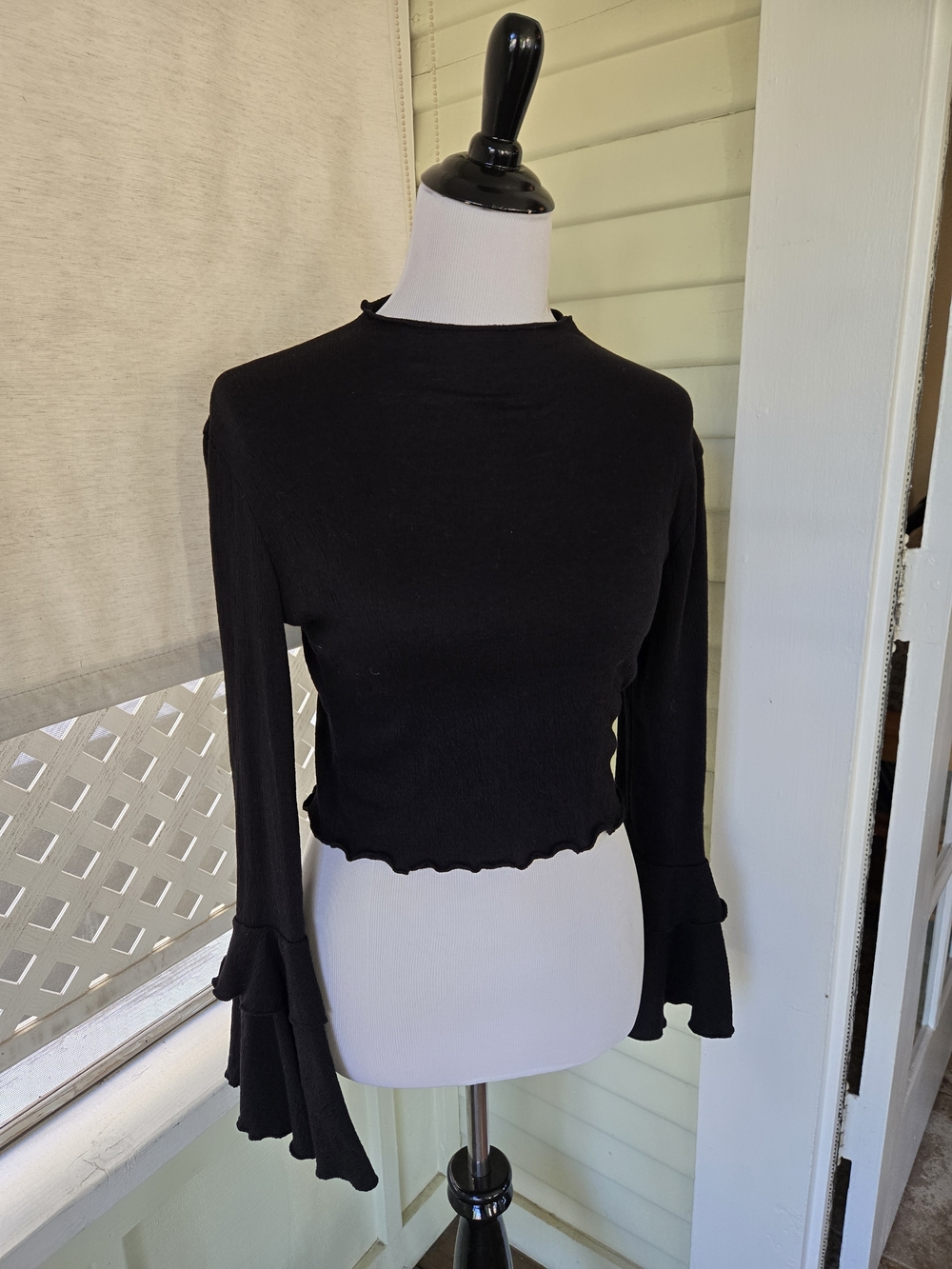 Black Ruffle-Hem Long Sleeve Crop Top